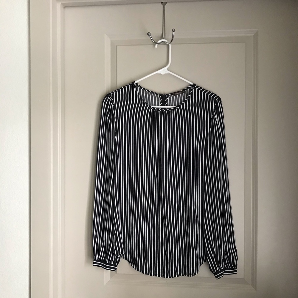 J.Mclaughlin blouse with a back zipper